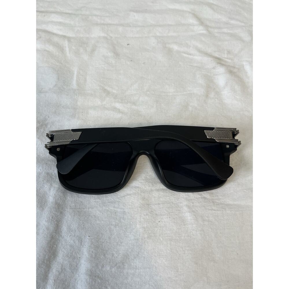 Sean John Matte Black & Silver Designer Sunglasses Dark Grey Tint UV Lenses - Picture 2 of 7